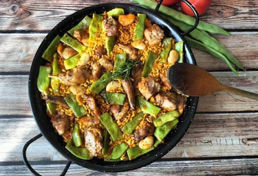 una cacerola de arroz con verduras y hortalizas