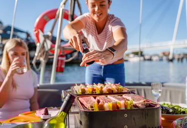 Una mujer está cocinando comida en un barco.