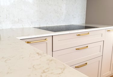 "šviesus kreminės spalvos kvarco stalviršis virtuvei"