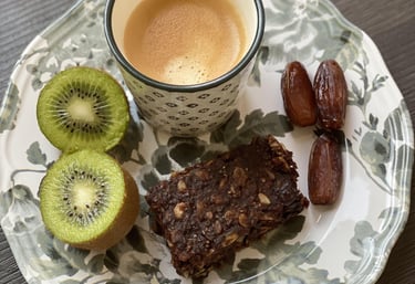 Pause Café avec Kiwi, Dattes et Barre Énergétique Maison - Waidami Moovement -Nutritionniste Dakar