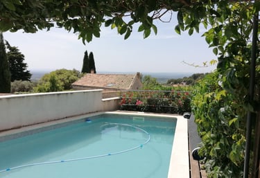 Location de vacances avec vue et piscine à Le Barroux au pied du Mont Ventoux en Provence