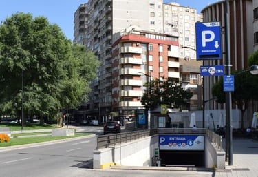 Entrada del parking APK2 Plaza del Sembrador en Albacete.