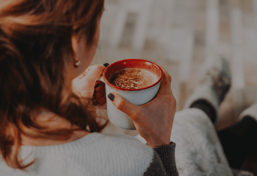 Femme qui boit un café tranquillement