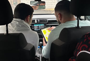 deux personnes dans une voiture