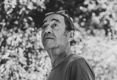 Une homme agé regarde vers le ciel par Zohra Elmes