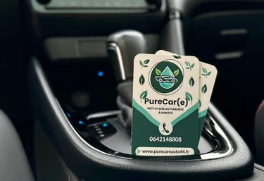 Cartes de visite de PureCar(e) présentant le logo, les couleurs de la marque et les coordonnées de contact