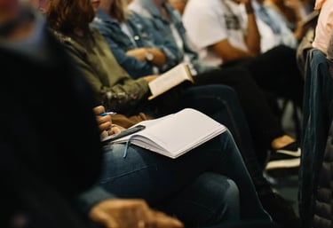 Fagpersoner samlet om et halvdagskursus om selvskade med fokus på praksis, samarbejde og faglighed.