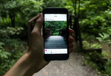 telefono con schermata di Instagram per mostrare servizi digitali online
