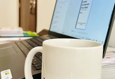 caneca-escrito-midiar-28-em-cima-de-uma-mesa-com-um-computadpr