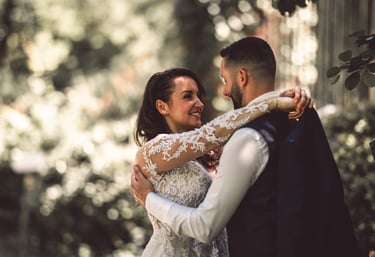 une mariée et un marié se tiennent devant un arbre