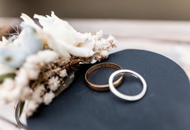 Deux alliances posées l'une sur l'autre près dune composition florale