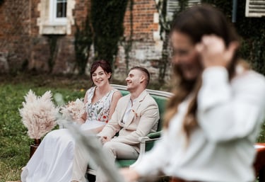 un couple de mariés assis dans un fauteuil pendant leur cérémonie