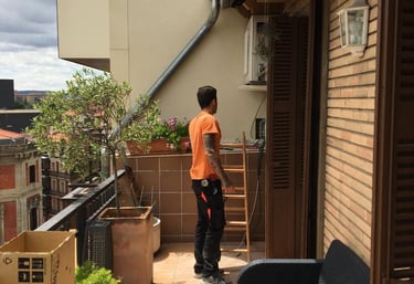 persona de AISPAM verificando una instalación