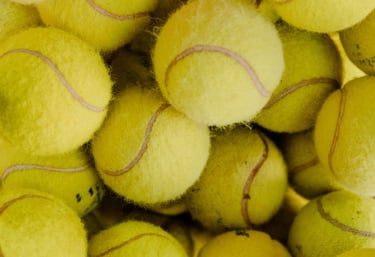 Pelotas de tenis en la saca