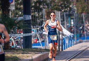 Atleta de triatlón del CVN haciendo la ultima prueba de correr