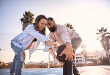 photo atypique d’une séance de basketball intégrée à un shooting grossesse, ambiance originale