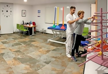 Fisioterapeuta realizando rehabilitación neurológica con paciente tras ictus Policlínica Limcasalud