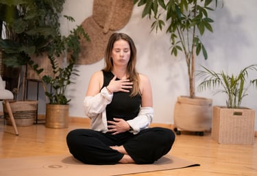 Frau übt sich in Meditation und Atemtechniken