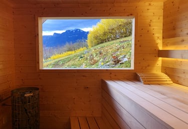 Sauna des Gardannes avec une fenêtre panoramique et terrasse.