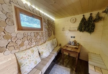 Sauna sibérien avec un bel espace de détente. Décoration traditionnelle et soignée.