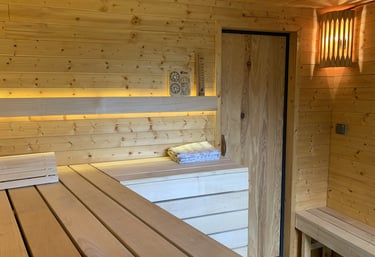 Eclairage moderne et cocooning du sauna des Gardannes