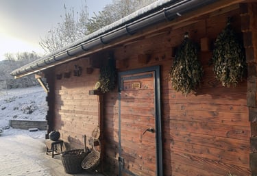 En hiver, sautez dans la neige en sortant du sauna.