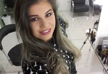 Modelo frente a um espelho.