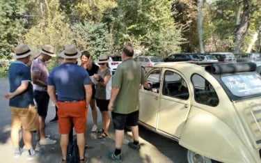 groupe de personnes dans le Massif de la Sainte Victoire autour d'une 2CV