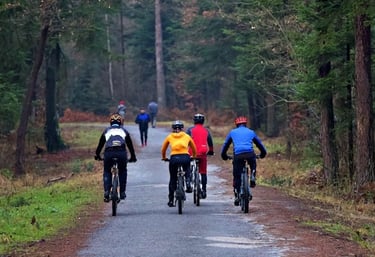 Grupo de pessoas em uma trilha de bicicleta