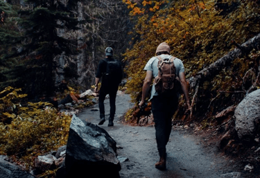 Casal caminhando em uma trilha