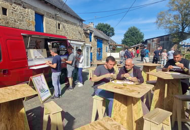 Clients dégustant des galettes et crêpes bretonnes devant le Virginia Food Truck