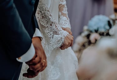 mani degli sposi durante la cerimonia
