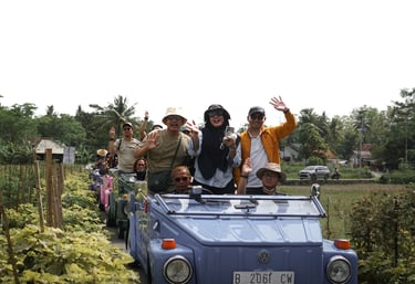 Rombongan wisatawan menikmati VW Safari Borobudur