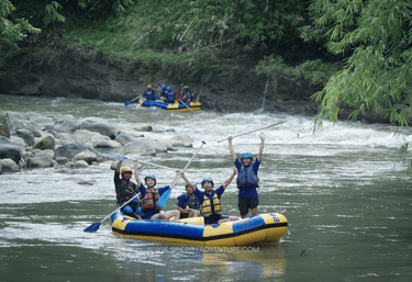 Suasana santai peserta rafting saat menyusuri aliran tenang Sungai Elo