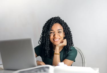 Une photographie d'une jeune femme qui sourit 