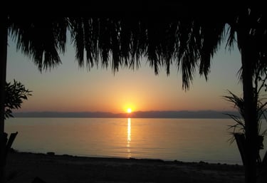 un lever de soleil sur la mer Rouge avec vue sur le soleil levant