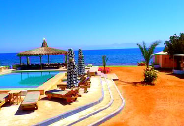 Une plage avec piscine et bungalows à proximité de la mer Rouge