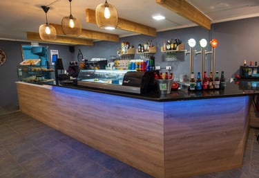 barra de bar con bollería de panadería de calidad