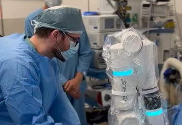 Dr. Paulo Ricardo Marcon manuseando robô Versius