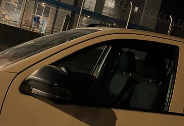 Camioneta Hilux de LCG realizando entrega de carga ligera en Monterrey.