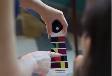 Mão apontando para palheta de cores