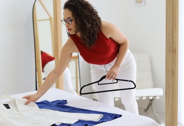 Mulher ajudando a organizar e escolher roupas para sua identidade corporal