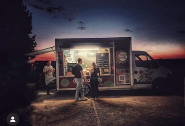 Des clients commandent des crêpes au food truck pendant un évènement musical