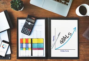 Pracovní stůl s grafy a plánem jako symbol výsledků online marketingu a strategie.