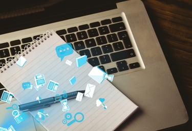 Online marketing a správa sociálních sítí při práci na notebooku.