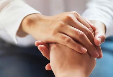 Ruce v kontaktu jako symbol bezpečného prostoru, podpory a důvěry při koučinku.