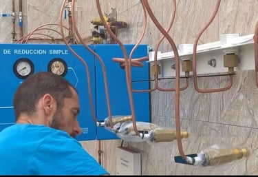Técnico de InstalTec realizando trabajo en sistema de gases medicinales en el Hospital de Micomeseng