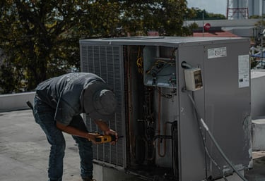 Técnico profesional de HVAC realizando mantenimiento en equipo exterior