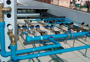 Red de tuberías del sistema secundario de enfriadora.