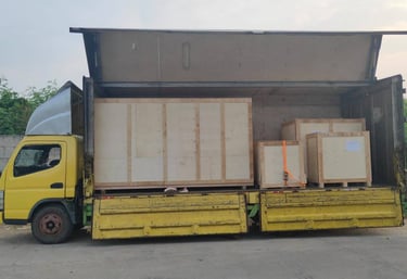 MELAYANI PENGIRIMAN BARANG VIA DARAT TRUCKING WING BOX KESELURUH INDONESIA